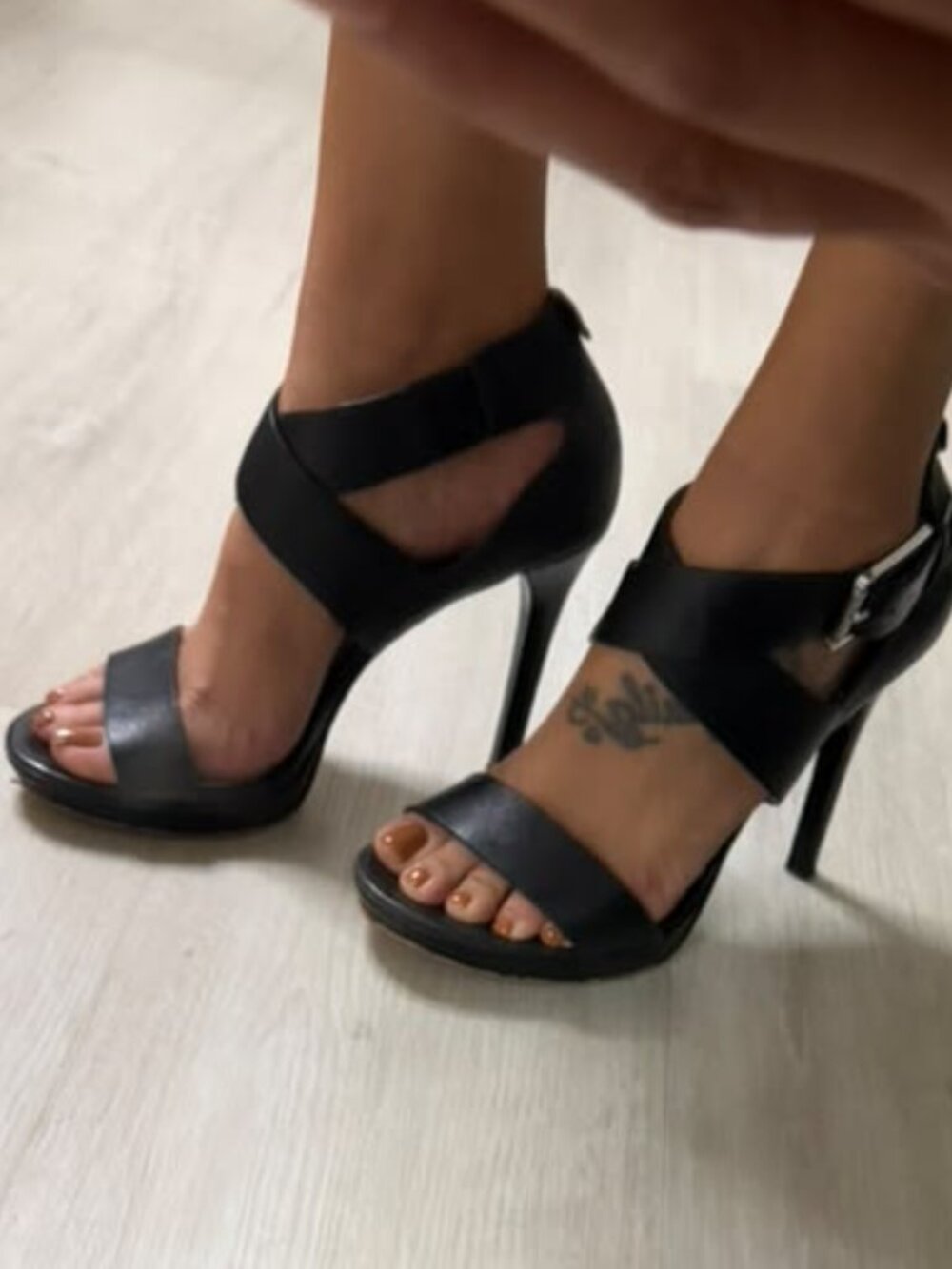 Michael Kors Sandal Women's Size 7 Platfrom High Heel Black Leather Ankle Strap - Picture 3 of 14